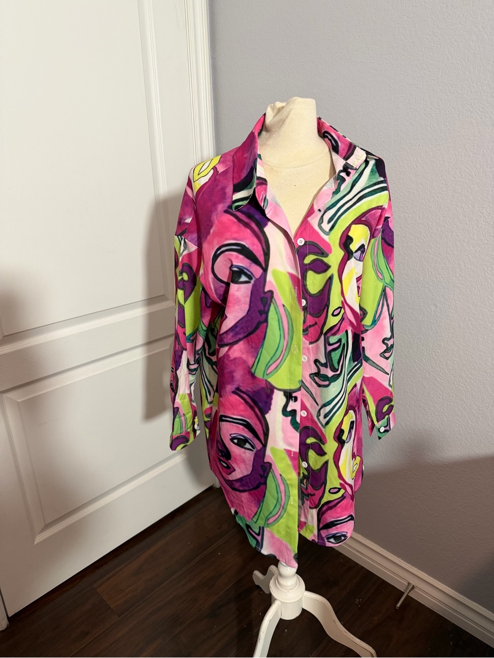 Vibrant Abstract Face Print Button-Up Shirt - Pink & Green